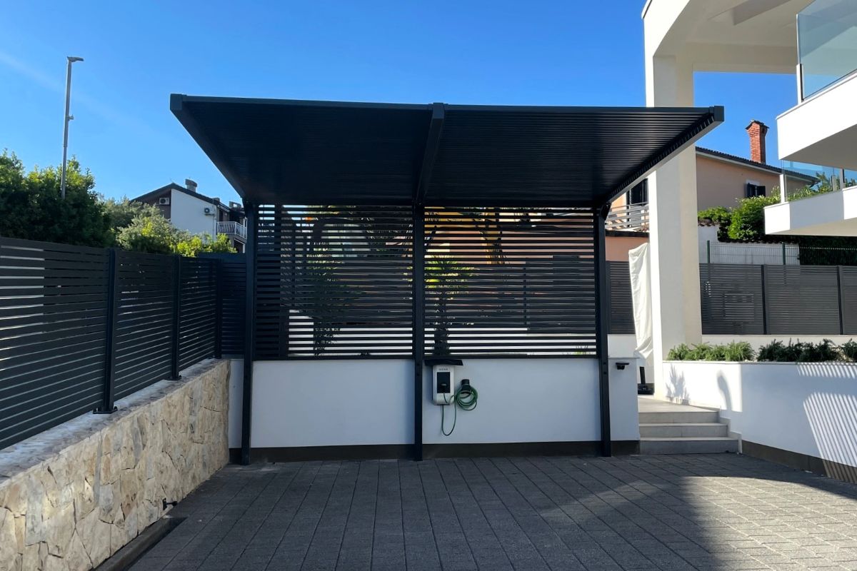 Konstrukcija nadstrešnice za automobil