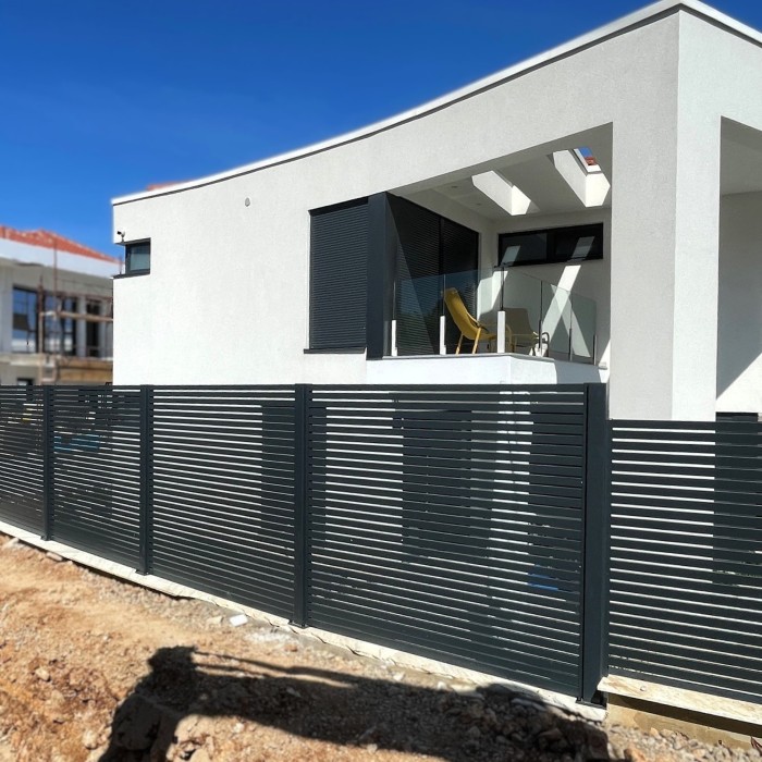 Antracit siva dvorišna ograda