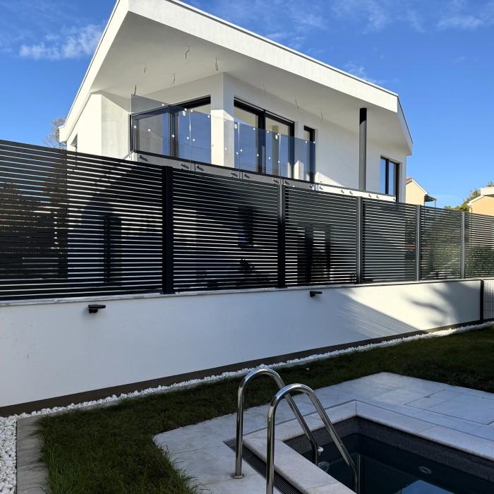 Antracit siva dvorišna ograda