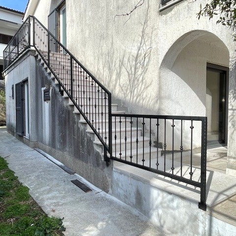 Ograda vanjskog stubišta od kovanog željeza